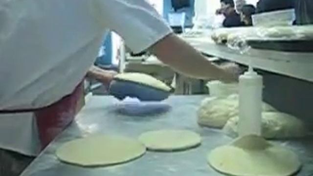 Making Naan in a Tandor at Bismillah, Chicago смотреть онлайн