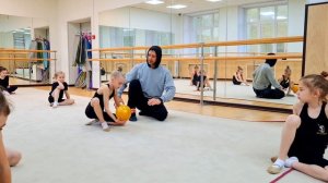 Художественная гимнастика. Темповой кувырок на твердом полу с мячом. Возраст 8 лет.