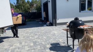 АРСЕНИЙ гуляет с  МАЛЕНЬКОЙ СЕСТРОЙ. ЖДЕМ ГОСТЕЙ и СОБИРАЕМ стеллажи в ГОРАЖЕ. ДЕНЬ БРОС ШОУ