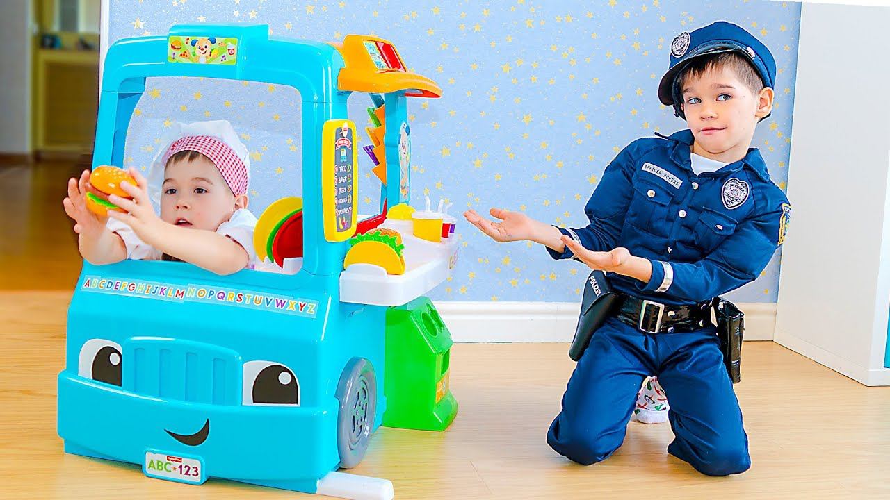 Эрик и Глеб играют в «Игрушечный фургончик с едой» смотреть онлайн