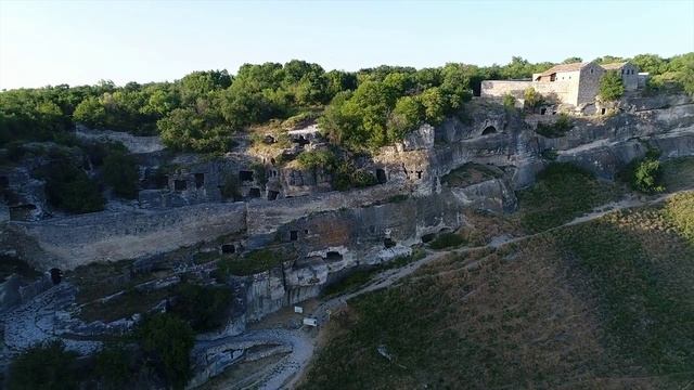 Крым. Чуфут-Кале. Пещерный город.