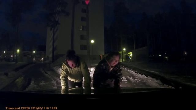 Выталкивание Пассата из сырого снега в две женские силы смотреть онлайн