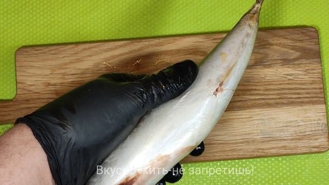 Как почистить Скумбрию палочками не разрезая брюшко How to peel mackerel with chopsticks смотреть онлайн