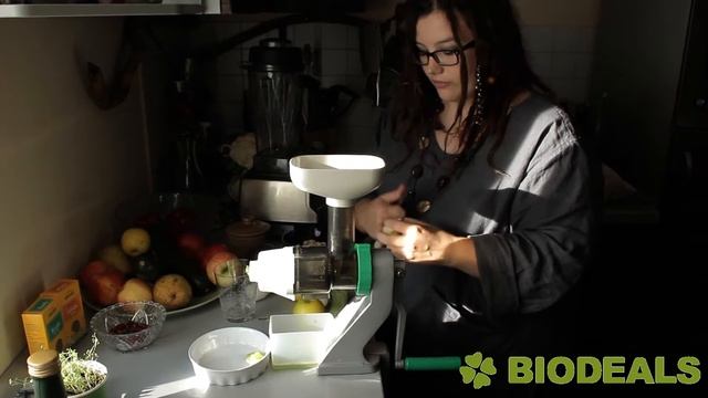 Biodeals Rohkostexperiment - Stephanie macht leckeren Saft mit der Z-Star Handsaftpresse смотреть онлайн