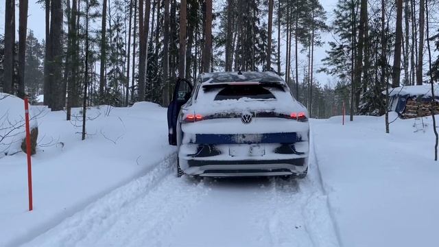 ID.4 takaveto etenemistä lumessa смотреть онлайн