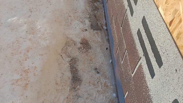 монтаж битумной черепицы Хауберг на фасад каркасного дома смотреть онлайн