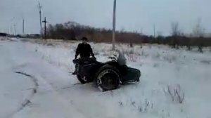 в деревне на мотоцикле «урал»