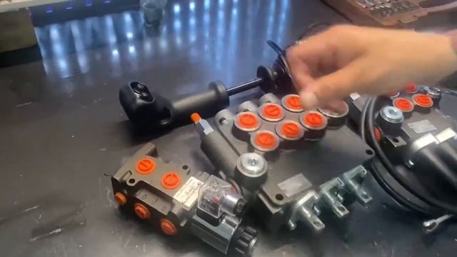 Комплект гидравлики для челюстного погрузчика. распред с тросами и электро дивертором переключения смотреть онлайн