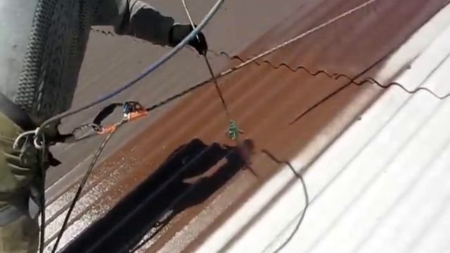 Покраска крыши из шифера (1-й слой). Цвет: темно-коричневый. 2012 г. - SHIFER.by смотреть онлайн