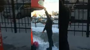 УДАР ПО АВТОМАТУ В 700 КГ