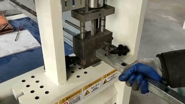 Полуавтоматический станок для пробивки отверстий в трубах без деформации смотреть онлайн