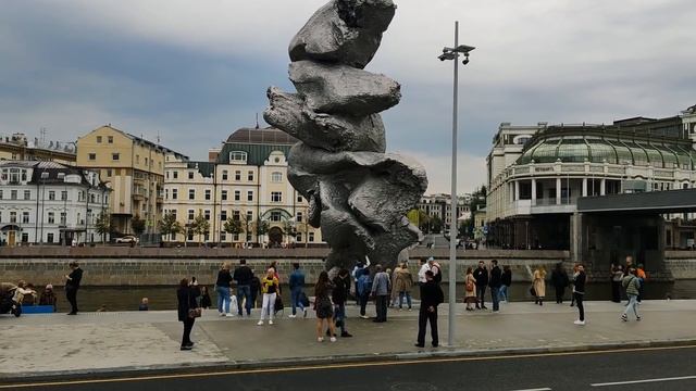 Кто НАВАЛИЛ на Болотной улице в Москве? // Скульптура "Большая глина №4" смотреть онлайн