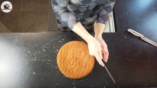 Как испечь бисквитный торт с ягодами и шоколадной сеткой. Лёгкий и очень вкусный рецепт. смотреть онлайн