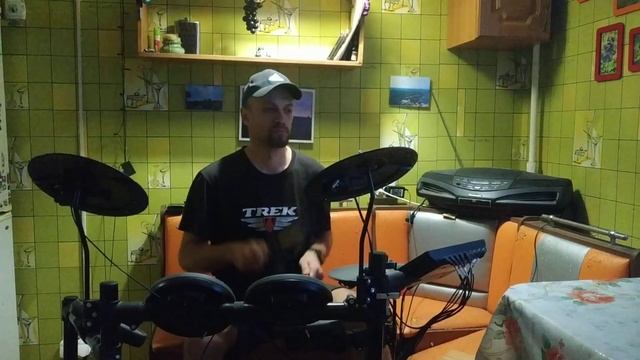 Минусовка к клипу группы моего друга. Каждая партия записывалась у музыкантов дома. смотреть онлайн