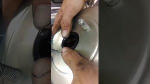 Педаль тормоза возвращается медленно. Почему?