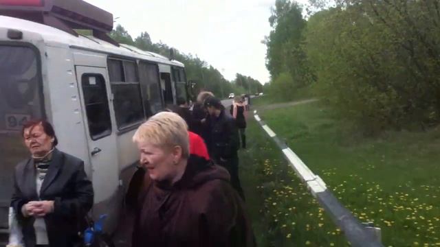 У автобуса с 40 пассажирами оторвало колесо. смотреть онлайн