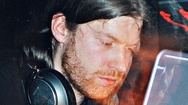 Aphex Twin - Live @ Les Mains d'Oeuvres Paris, France 15-12-2002 FULL SHOW смотреть онлайн