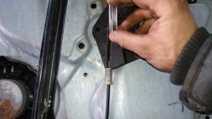 Volkswagen Passat B5. Как правильно заменить трос стеклоподъемника.