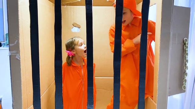 Катя и Макс играют с папой