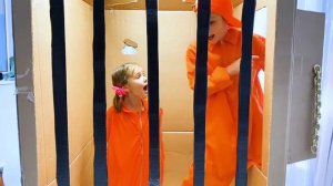 Катя и Макс играют с папой