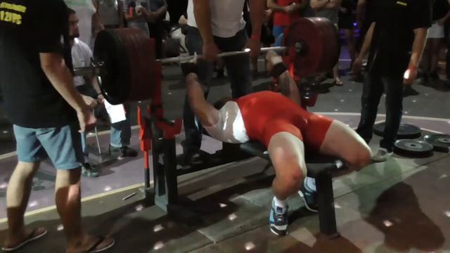 НЕВЕРОЯТНЫЙ ЖИМ! Стреленко Михаил. Жим лежа 210 кг. GYM200 2015 (UPC) смотреть онлайн