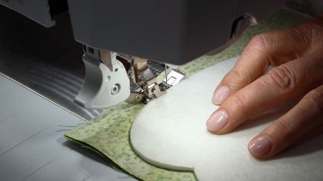 How to Make a Fold'n Stitch Leaf Topper | a Shabby Fabric Tutorial смотреть онлайн