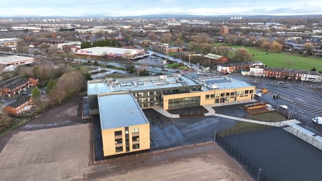 Drone footage of Co-op Academy Belle Vue смотреть онлайн