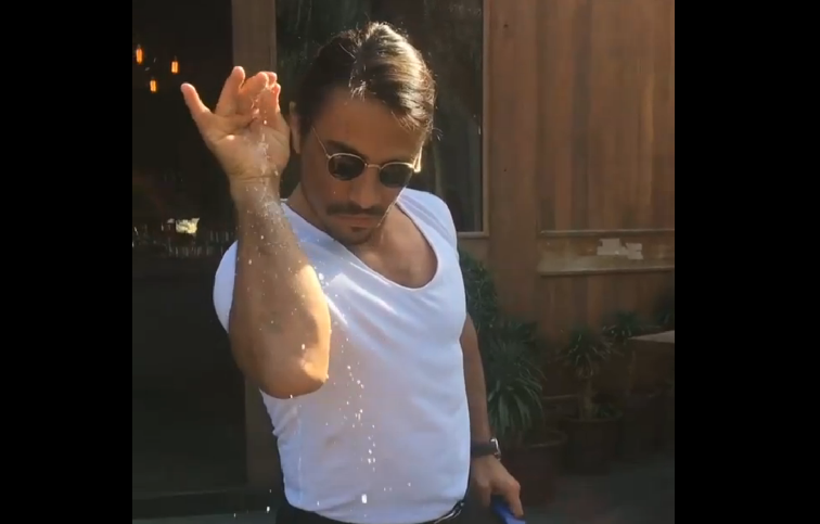 Элегантно посолил стейк смотреть онлайн