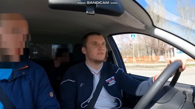 НЕДОВОЛЬНЫЙ ПАССАЖИР ИСПОРТИЛ ВСЕМ НАСТРОЕНИЕ В ТАКСИ смотреть онлайн