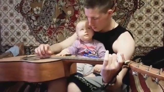 Малыш и дядя ( близнец папы) впервые общаются. смотреть онлайн