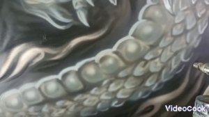 Процесс нанесения аэрографии на капот автомобиля "Ниссан".