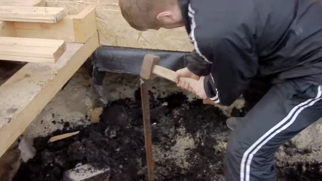 Забиваем электроды кувалдой. смотреть онлайн