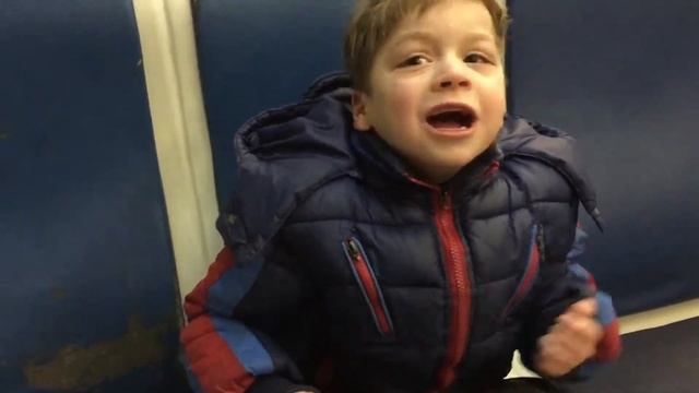 Едем в пустом вагоне электрички с Варшавского на Балтийский вокзал Гатчины. 30.03.2017, 20:20 смотреть онлайн