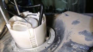 Toyota RAV4 2006 2.0 Замена топливного фильтра.