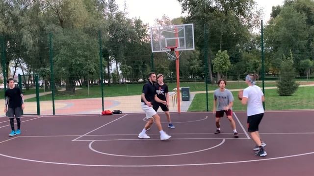 ПРОФИ ПРИТВОРИЛСЯ БОТАНОМ НА БАСКЕТБОЛЬНОЙ ПЛОЩАДКЕ! ЗАБИЛ ДАНК ИЗ-ПОД НОГИ С ИГРЫ? смотреть онлайн