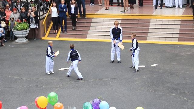 Первый звонок в школе №141 смотреть онлайн