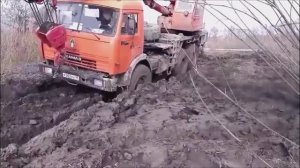 Камаз кран по бездорожью, трудно ему.