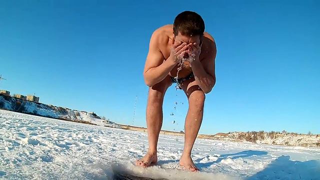 Купание в проруби в морозный день! 11 декабря 2016 г.. Воскресенье. смотреть онлайн