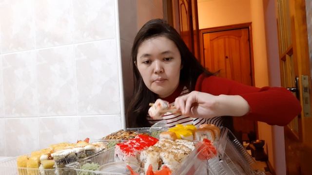 MUKBANG ROLLS/ ПЕРВОЕ ВИДЕО смотреть онлайн