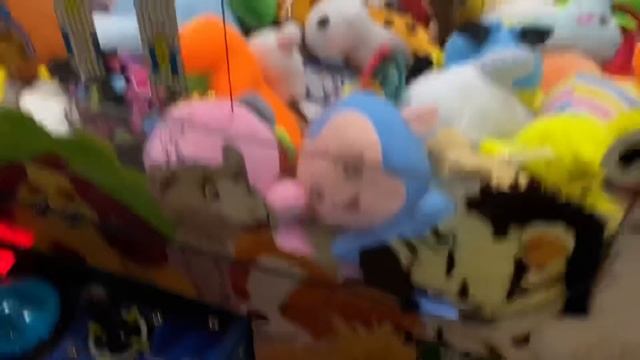 ДОСТАЛИ ВСЕ ИГРУШКИ ИЗ PLAY DAY / ИГРАЕМ В РАЗНЫЕ АППАРАТЫ в ПАРКЕ РАЗВЛЕЧЕНИЙ смотреть онлайн