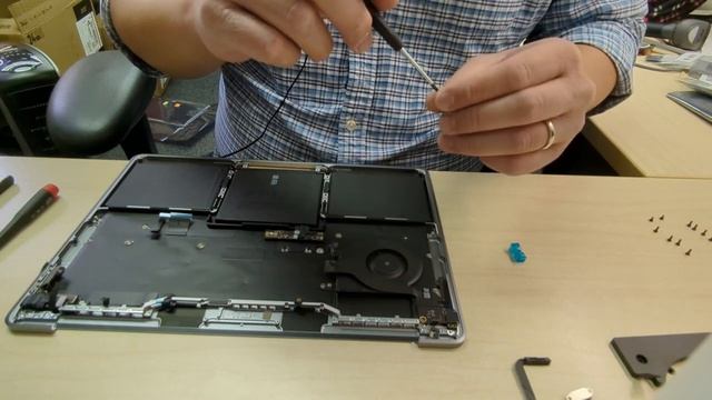 Apple MacBook Pro (13-inch, M1, 2020) Disassembly and parts replacement смотреть онлайн