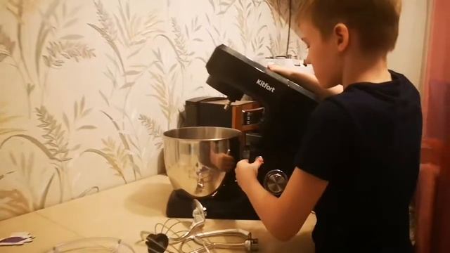Замешиваем крутое тесто и делаем смузи! Обзор планетарного миксера 2 в 1 Kitfort KT-1339. смотреть онлайн