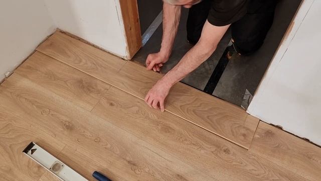 Installing Laminate flooring through the doorway | Installing & Tips #8 смотреть онлайн