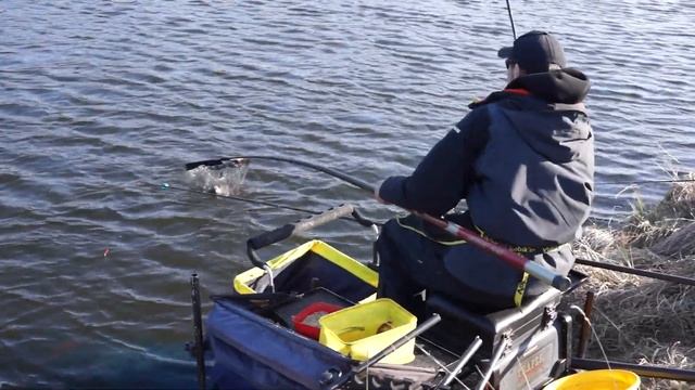 Ловля КАРПА ранней весной на кукурузу и ПОПЛАВОК, метод ФЛЭТ ФИДЕР смотреть онлайн