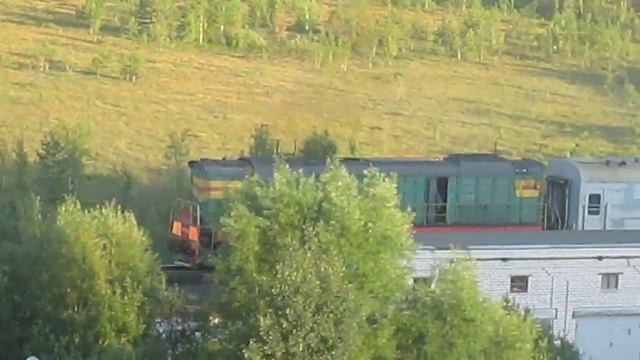 Тепловоз ЧМЭ3-2322 с составом ПП-3 и тепловозом ЧМЭ3-1868 выезжают из Архангельска смотреть онлайн