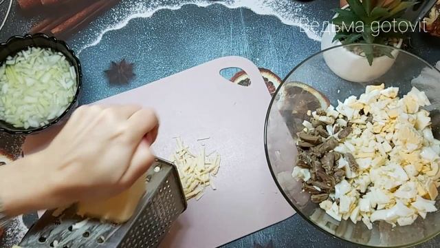 Салат "сердцеедка" ❤?из куриных сердечек! Сразу покоряет сердца ? смотреть онлайн