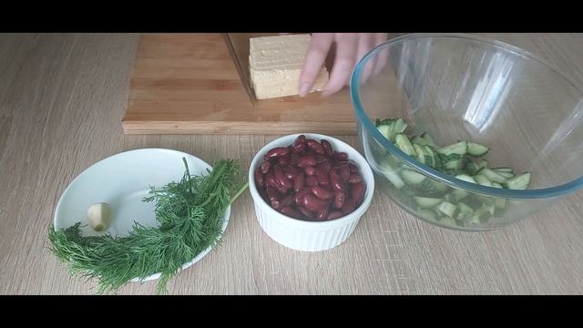 Салат с фасолью и сухариками. Как приготовить салат. Салат с сухариками. Рецепт. Кухня. Еда. смотреть онлайн