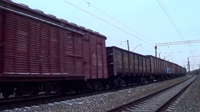 ВЛ10-829 с грузовым поездом смотреть онлайн