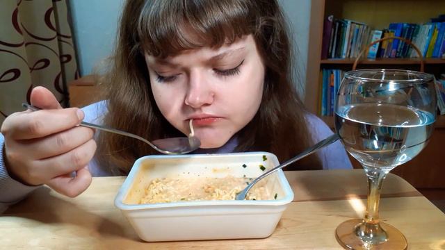 Мукбанг 🍴- Лапша🍜 Роллтон со вкусом Краба🦀// Неожиданно вкусно😋