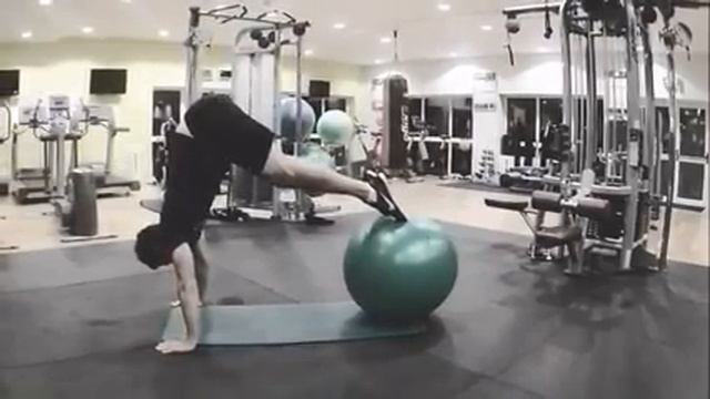 Обратные скручивания из упора ноги на фитболе смотреть онлайн